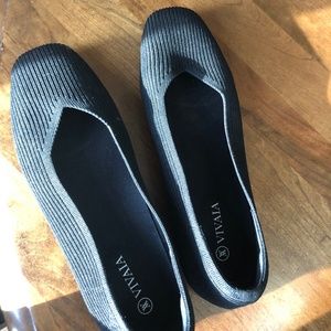 Viviana square-toe V-cut flats